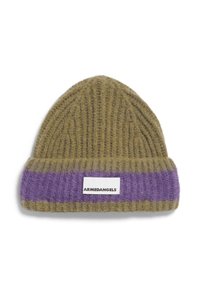 Bonnet en tricot côtelé de couleur olive verte avec une bande d'accent violet. Il présente une étiquette blanche avec du texte noir.