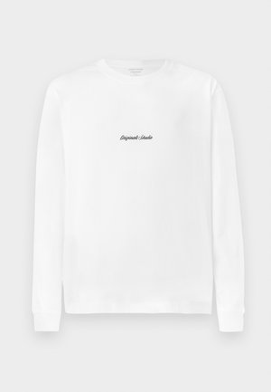 Weißes Langarm-T-Shirt mit einem kleinen schwarzen Schriftzug-Logo "Originals Studio" in der Mitte der Brust.