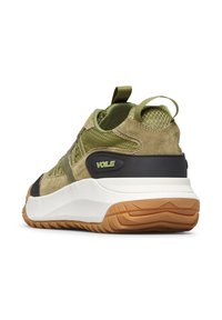 Scarpa sportiva verde realizzata in materiali scamosciati e in rete, dotata di una spessa intersuola bianca, suola in gomma e colletto imbottito per un maggiore supporto.