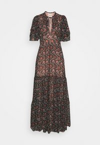 Pitkä musta kukkamekko, jossa on puffatut lyhyet hihat, kerroksellinen hame, syvä V-kaula-aukko nauhakiinnityksellä ja vaaleanpunainen vuori näkyvissä kaula-aukossa.