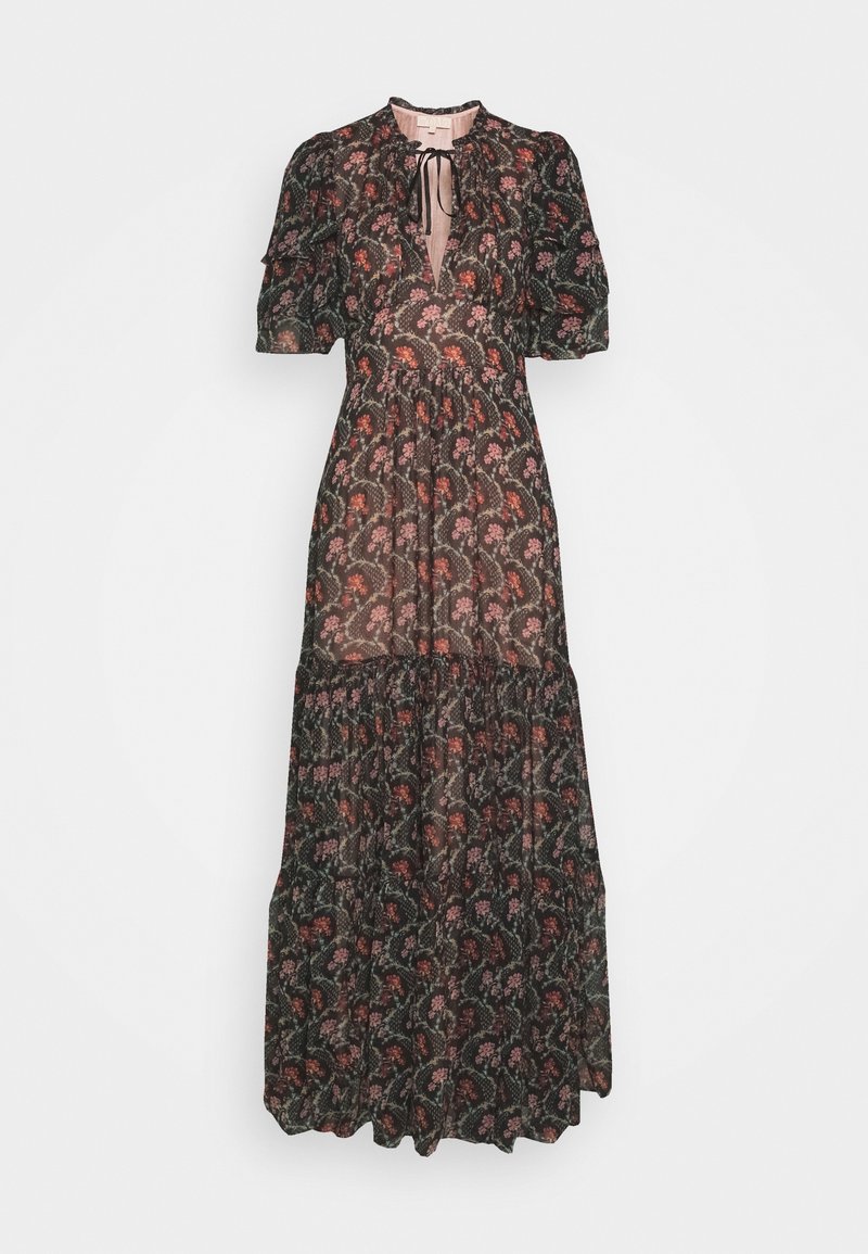 Dlouhé černé květinové šaty s krátkými kouřovými rukávy, vrstvenou sukní, hlubokým V-výstřihem se zavazováním a růžovou podšívkou viditelnou na výstřihu.