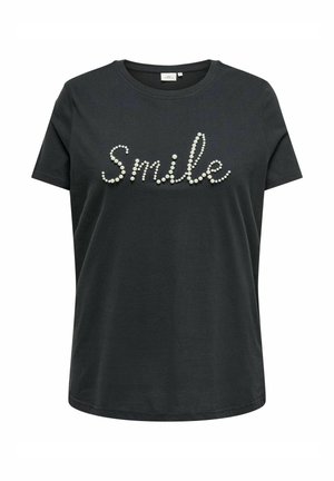 Svart t-skjorte med korte ermer som har en "Smile" grafikk laget av perlelignende perler i kursiv skrifttype over fronten.