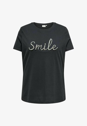 Fekete póló rövid ujjakkal, amely elöl egy ívelt betűtípussal készült "Smile" grafikát tartalmaz gyöngy-szerű gyöngyökből.