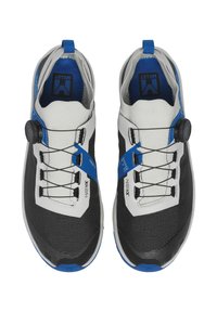 Czarno-białe buty sportowe z niebieskimi akcentami, z siateczkowym wierzchem, okrągłym pokrętłem do sznurowania i teksturowaną podeszwą zapewniającą przyczepność.