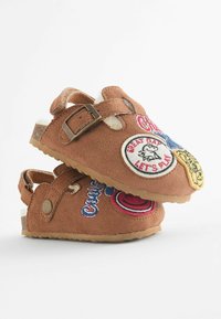 Next REGULAR FIT - Dreváky - tan brown varsity badge