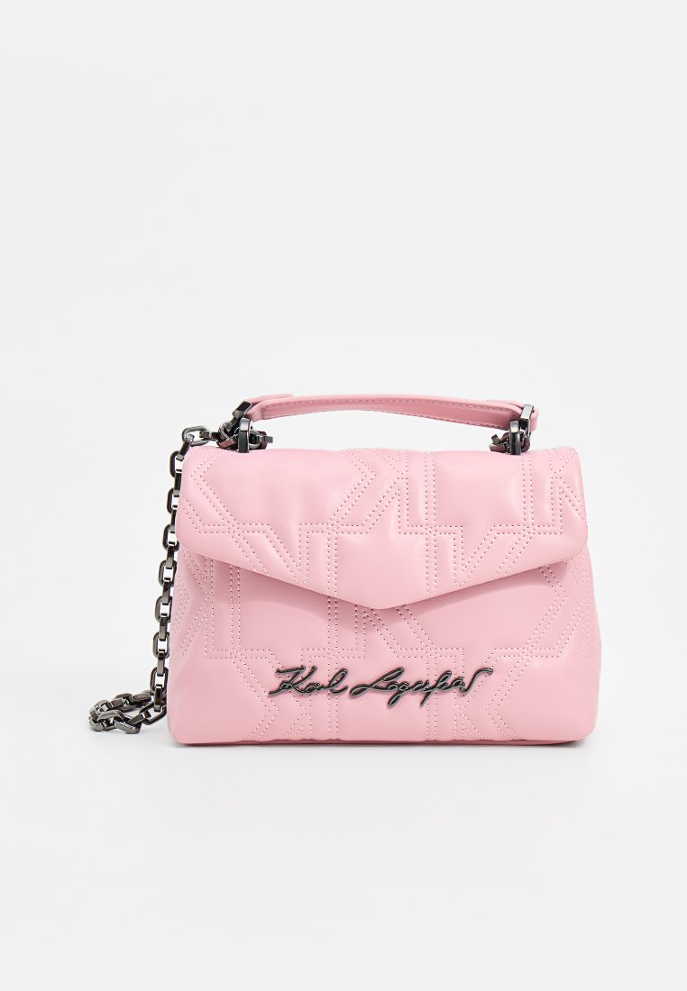 Sac à main rose matelassé avec chaîne en métal et poignée supérieure, équipé d'une fermeture à rabat et d'un logo de marque en cursive noire sur le devant.