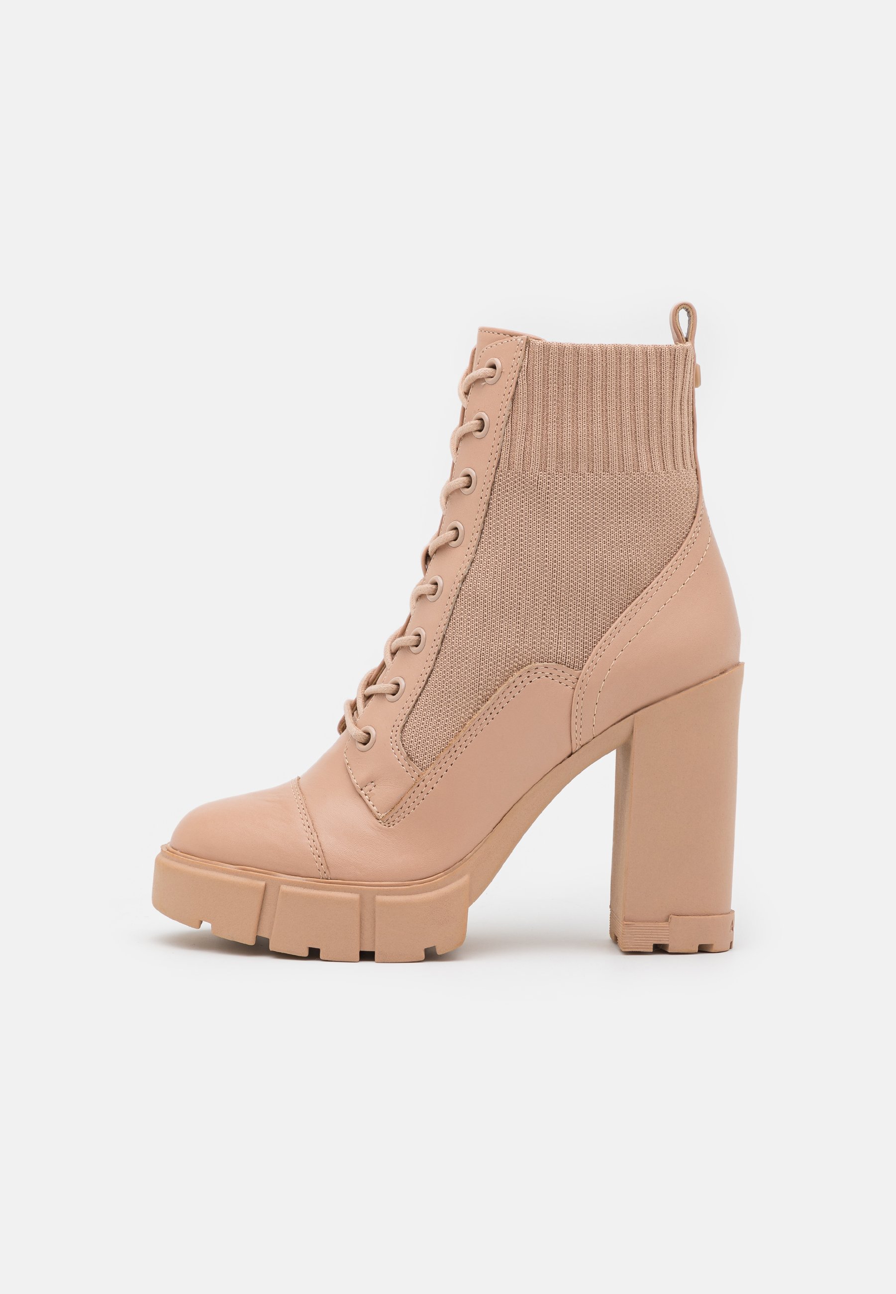 stivaletti stringati tacco