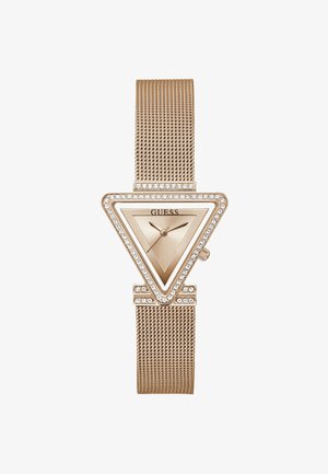 Ružičasto-zlatni trokutasti sat s kristalnim detaljima, mrežastim remenom i GUESS logotipom na brojčaniku koji prikazuje vrijeme 10:10.