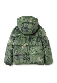 Chaqueta acolchada verde con estampado de dinosaurios que presenta varias texturas, capucha y diseño acolchado. Los acentos incluyen gráficos en blanco y negro.