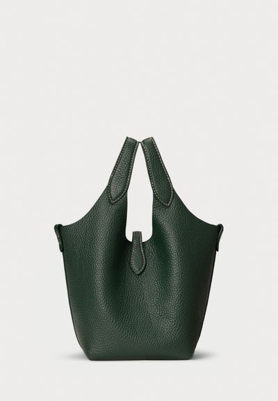 Grøn læder tote taske med en struktureret overflade. Har dobbelte håndtag og et minimalistisk design med dekorativ syning. Ingen lukninger.