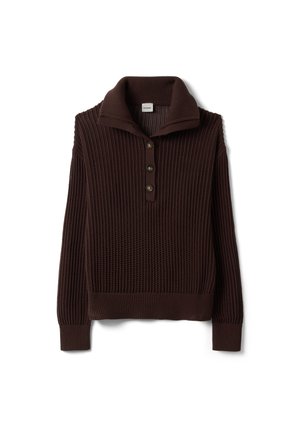 Pull-over en maille côtelée marron avec col montant et fermeture à trois boutons à l'avant.