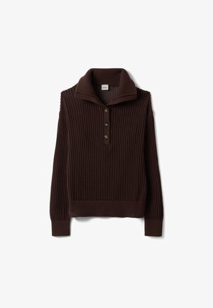 Pull-over en maille côtelée marron avec col montant et fermeture à trois boutons à l'avant.