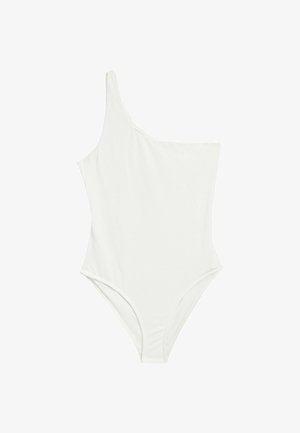 Hvid ét-skulders badedragt med høj benudskæring og glat stoftekstur lagt fladt på en hvid baggrund.