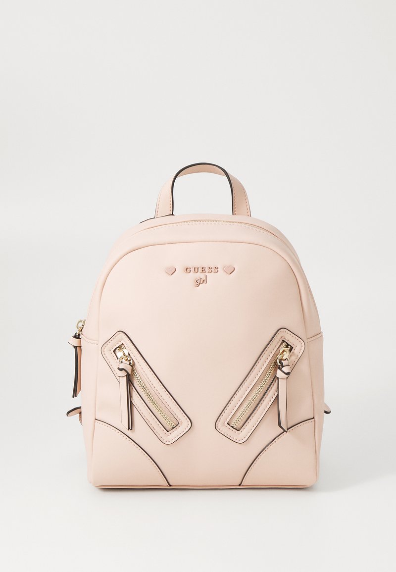 Helle rosa Rucksack aus synthetischem Material mit zwei Reißverschlusstaschen, goldenen Hardware-Akzenten und einem Tragegriff. Glatte Textur mit geprägtem Logo.