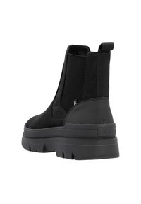 Bottines en suede noir avec des panneaux élastiques sur les côtés, bout rond et semelle en caoutchouc épaisse. Présente des accents en maille texturée et une languette à l'arrière.