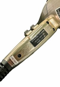 Gouden elektrische haartrimmer met een gestructureerde behuizing, meerdere bedieningsknoppen en een identificatielabel aan de zijkant voor specificaties.