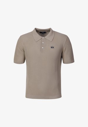 Beżowa dzianinowa koszulka polo z krótkim rękawem, trzema białymi guzikami i małym ciemnym haftowanym logo na lewej piersi.