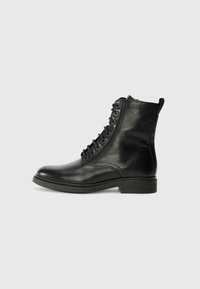 Sorte lær ankle boots med en glat overflade, rund tå, snørebånd foran og en lav, firkantet hæl. Har en strop bagpå.