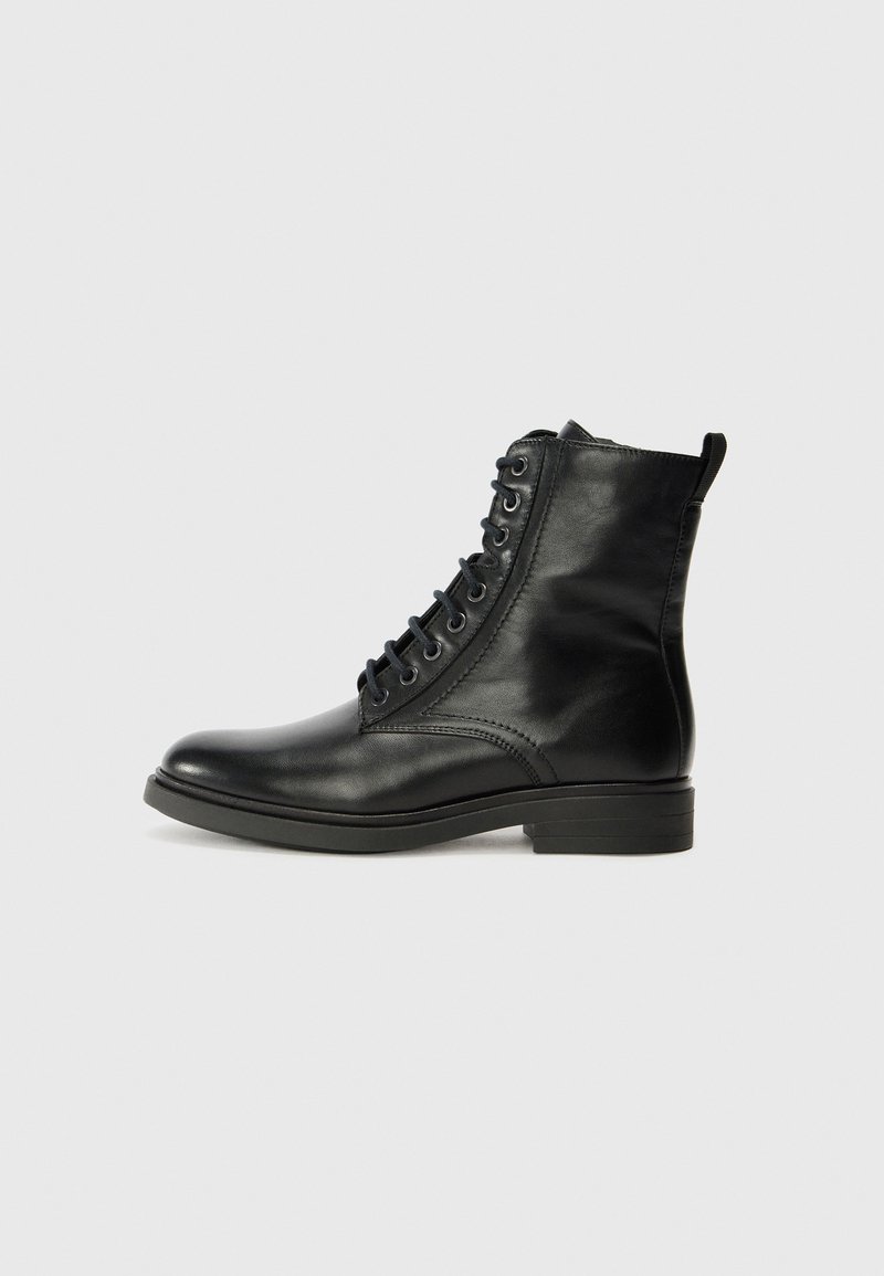 Sorte lær ankle boots med en glat overflade, rund tå, snørebånd foran og en lav, firkantet hæl. Har en strop bagpå.