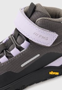 Siva i lavanda visoka obuća sa teksturiranim gornjim dijelom, čičak trakama, reflektirajućim detaljima i crnom gumiranom Vibram potplatom.