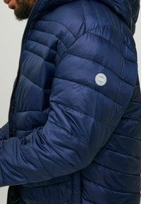 Jack & Jones JJEHERO PUFFER HOOD - Vinterjakker - navy blazer