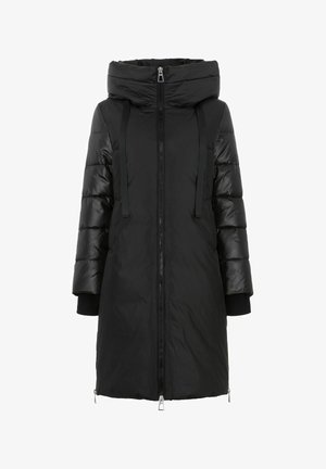 Czarna kurtka puchowa z dużym kapturem, przednim zamkiem i ściągaczami przy mankietach. Posiada poziome przeszycia oraz materiałowe wiązania przy kapturem do regulacji.