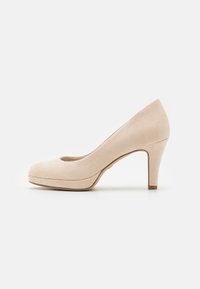Scarpa con tacco alto in suede beige, con punta arrotondata, texture liscia e tacco stiletto sottile; presenta una piattaforma per ulteriore altezza.