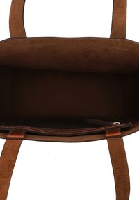 Brązowa torba tote z zamszu z dwiema krótkimi rączkami; przestronne wnętrze z gładką skórzaną przegrodą i detalem zamka błyskawicznego.