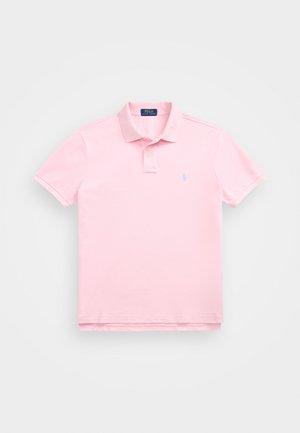 Camisa polo rosa de algodón, con cuello tipo polo, mangas cortas, tapeta de dos botones y un pequeño logo azul en el pecho.