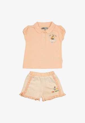 Polo shirt pêche à manches courtes avec des accents froncés, associé à un short rayé avec un ourlet froncé et un détail d'ancre brodé.