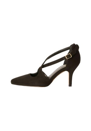 Schwarzes Wildleder-High-Heel-Schuh mit spitzer Zehe, ausgeschnittenem Design und doppeltem Riemen mit goldfarbener Schnallenakzent am Knöchel.