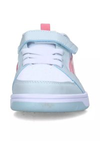 Hellblauer Sneaker mit weißen Akzenten, ausgestattet mit einem Riemenverschluss, Schnürsenkeln und pinken Details. Glattes synthetisches Material und abgerundete Form.