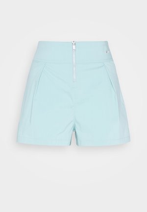 Shorts bleu clair à taille haute, avec une fermeture éclair à l'avant et un design plissé. Fabriqués dans un tissu lisse ; présentent des détails de couture subtils.