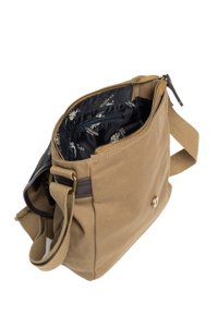 Ruskea kangaskassi, jossa vetoketjulla suljettava aukko, nahkaiset yksityiskohdat ja kuvioitu musta sisusta. Mukana säädettävä olkahihna.