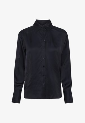 Czarna koszula z długim rękawem, wykonana z gładkiego materiału. Posiada kołnierzyk w kształcie szpica, centralny zapięcie na guziki oraz mankiety zapinane na guziki. Bez wzorów ani zdobień.
