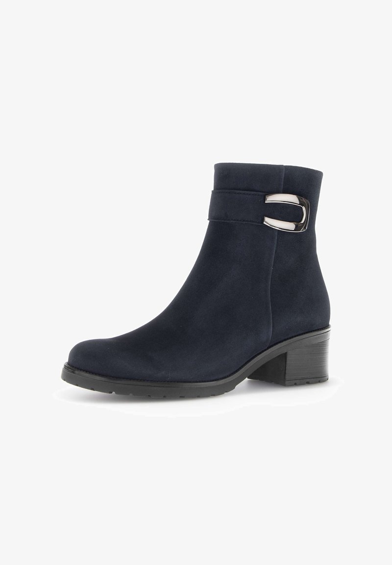 Bottines en suède bleu marine avec un bout rond, un petit talon bloc et un accent en boucle en argent sur le côté. Texture lisse avec une silhouette ajustée.