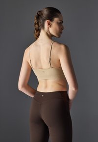 Even&Odd active 2 PACK ESSENTIAL SEAMLESS LIGHT SUPPORT SPORTS BRA - Αθλητικό σουτιέν ελαφριάς στήριξης - beige/black