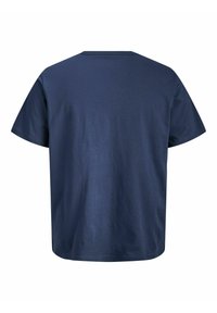 Lihtne tumesinine lühikeste varrukatega T-särk, nähtav tagantpoolt, ümar kaelus, valgel taustal.