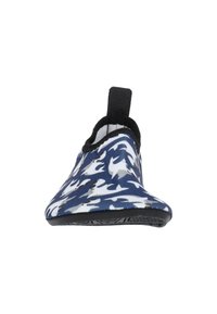 Marineblauwe en witte patroon schoen, met een rekbare stoffen bovenkant, ronde neus en een zwarte rubberen zool met een trekband voor gemakkelijk aan- en uittrekken.