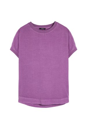 Fioletowa koszulka z krótkim rękawem, wykonana z bawełny, z okrągłym dekoltem i luźnym krojem z prostym dołem. Gładka faktura, bez wzorów.