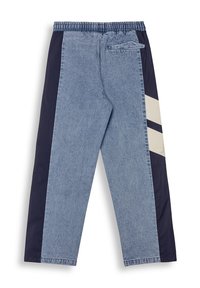 Pantalones de mezclilla con un ajuste relajado, cintura elástica, lavado azul, paneles laterales en azul marino y un diseño geométrico crema en los muslos exteriores.