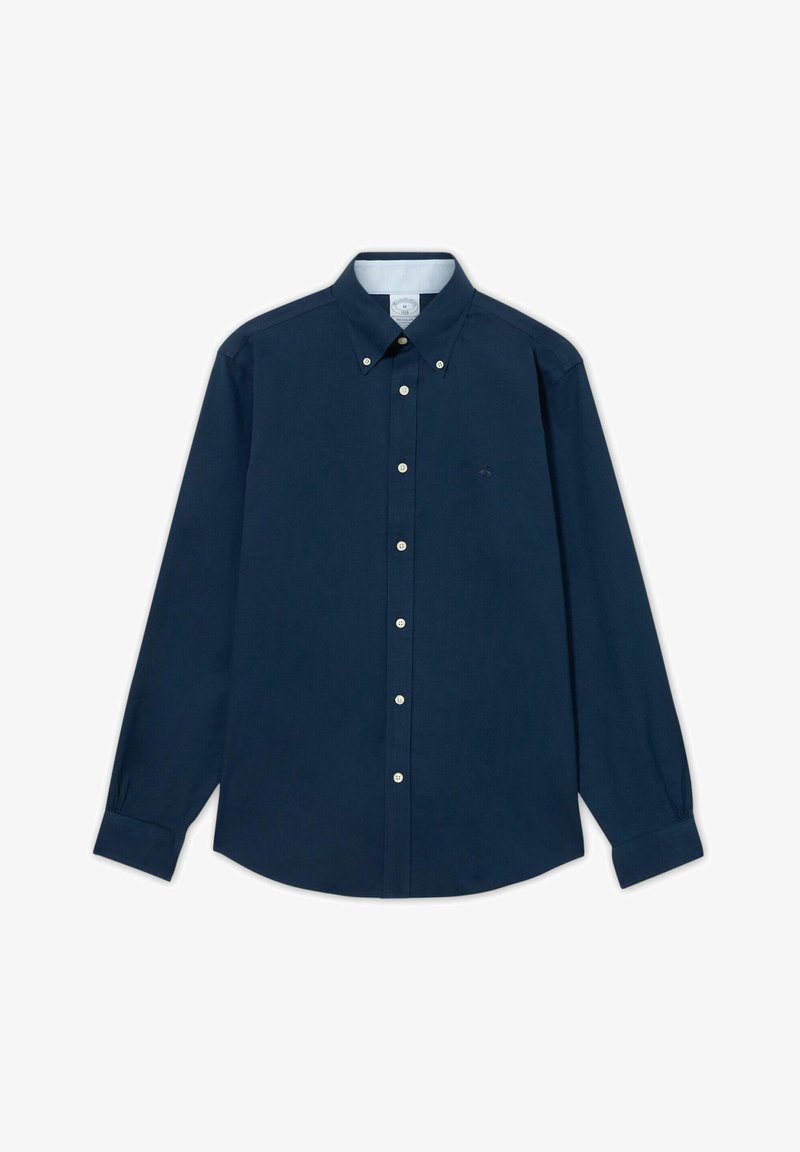 Camicia blu navy a maniche lunghe con bottoni e collo con laccetto, con bottoni bianchi, distesa su uno sfondo bianco.