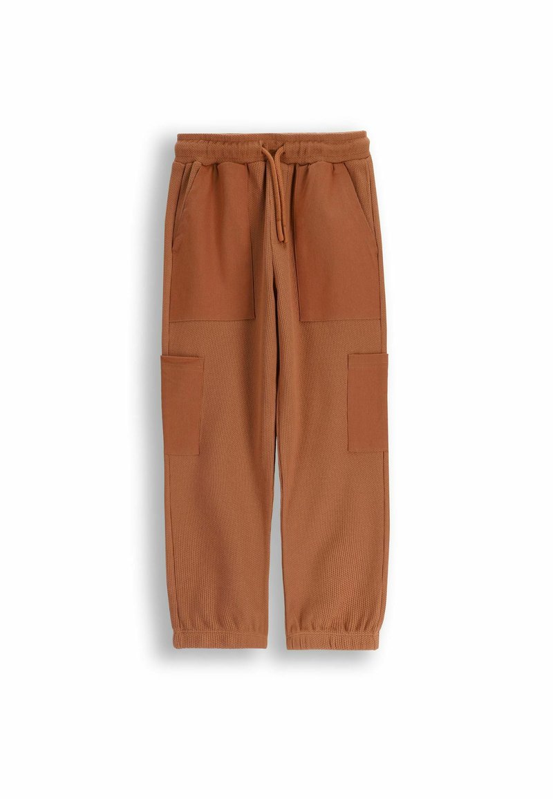 Brązowe dresy z teksturowanej powierzchni, elastycznym pasem i sznurkiem. Posiadają dwie boczne kieszenie oraz dwie kieszenie w stylu cargo.