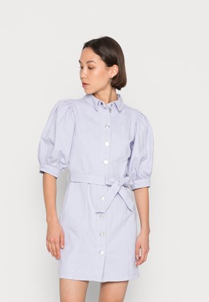 Vestido lilás claro com mangas curtas em balão, cintura ajustada atada com um cinto e bainha reta. Tecido suave e leve.