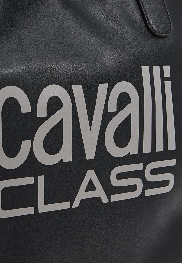 Schwarze Lederhandtasche mit einem großen, auffälligen, hellgrauen Aufdruck von "cavalli CLASS" auf der Oberfläche, mit glatter Textur und dezentem Glanz.