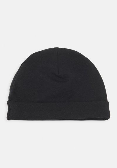 Gorro de malha preto com uma textura suave, apresentando uma bainha dobrada na parte inferior e um design superior liso e sem emendas.