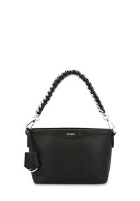 Borsa a tracolla in pelle nera con finitura testurizzata, dotata di una tracolla intrecciata con accenti in argento e un piccolo etichetta attaccata. Chiusura superiore.
