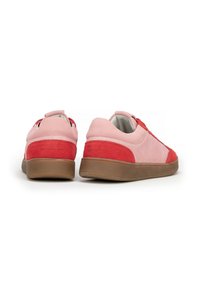 Sneaker in suede rosa e rossa con profilo basso, caratterizzati da una suola in gomma liscia e dettagli a striscia laterale. Design bicolore.