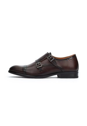 Zapato de vestir de cuero marrón con acentos de doble hebilla, punta redondeada, diseño de capuchón cosido y acabado suave. Altura de tacón estándar.