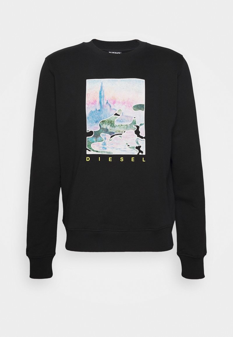 Sweat-shirt noir avec un graphisme abstrait de paysage urbain pastel et de grandes pièces de puzzle, texte "DIESEL" en jaune sous le design.